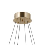 Lampa wisząca Alani z sześcioma źródłami LED, moc 32W, z metalowym, złotym kloszem i czarnymi przewodami. Montaż sufitowy, widok z góry, ukazujący detal mocowania i estetyczne wykończenie.