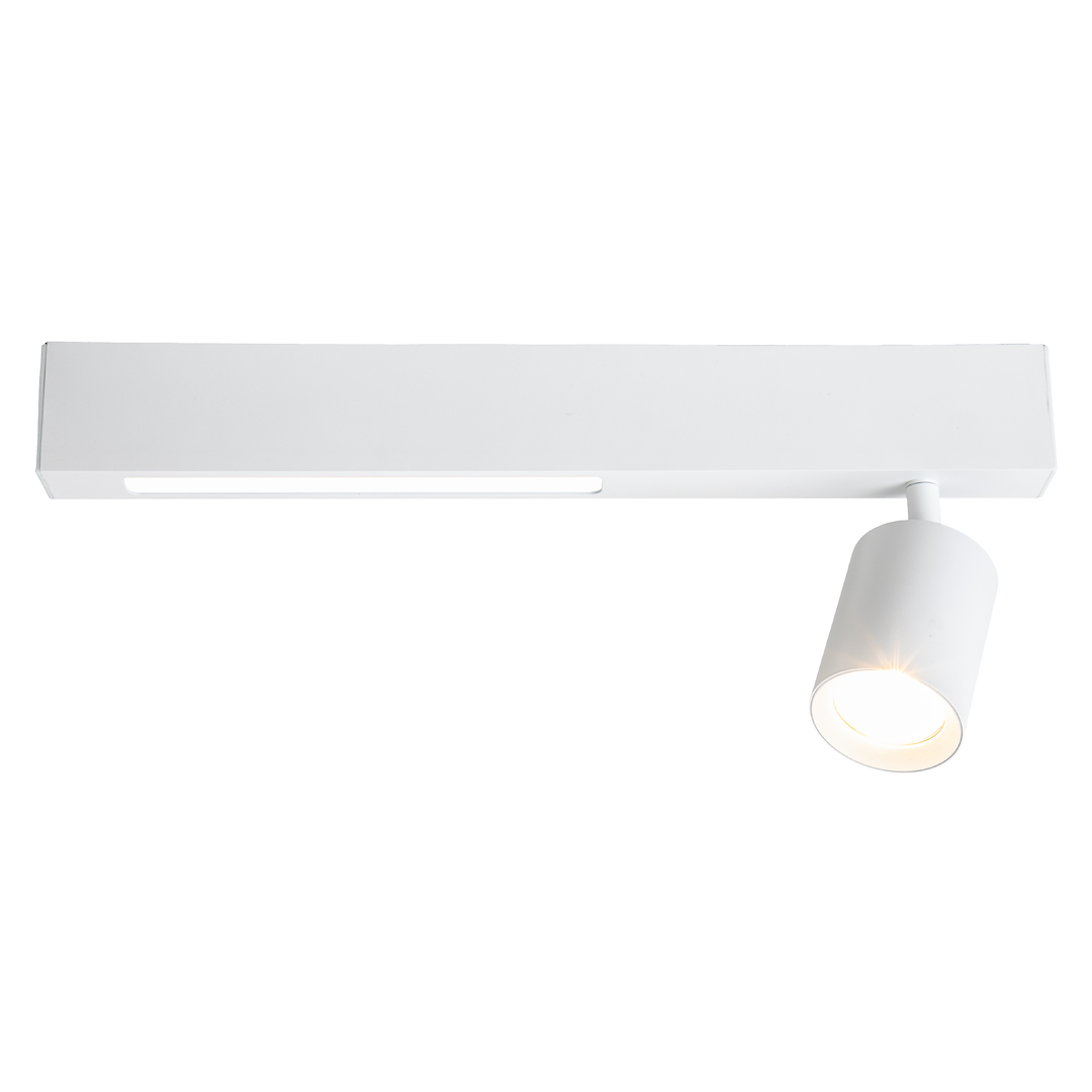 Lampa sufitowa w kolorze białym z jedną oprawą na żarówkę GU10. Posiada prostokątną, płaską podstawę oraz okrągły klosz, z którego emanuje światło. Kąt ujęcia: frontalny, ukazujący całą konstrukcję lampy.