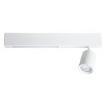 Biała lampa sufitowa Magnet z jedną oprawą GU10 i diodą LED 5W. Posiada prostokątny korpus z matowego materiału oraz zwisającą lampę w kształcie cylindra. Ujęcie frontalne, z zamontowanym światłem skierowanym w dół.
