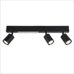 Lampa sufitowa Magnet z trzema reflektorami GU10 w kolorze czarnym. Wbudowane źródła światła LED 5W CCT. Prosta, prostokątna konstrukcja z regulowanymi głowicami, montowana na suficie. Ujęcie frontalne.