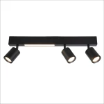Lampa sufitowa Magnet z trzema reflektorami GU10 w kolorze czarnym. Posiada prostokątną podstawę z wbudowanym oświetleniem LED 5W CCT, zamontowana na suficie, w układzie poziomym. Reflektory mają cylindryczny kształt, skierowane w dół.
