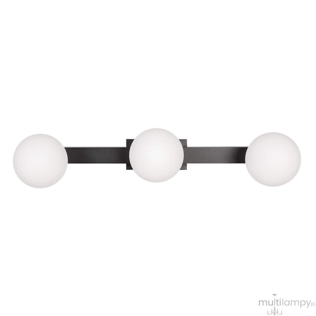 Lampa sufitowa Magnet z trzema okrągłymi kloszami w białym kolorze, umieszczona na czarnej metalowej podstawie. Posiada gniazda G9 i wbudowane źródło LED 9W CCT. Ujęcie frontalne, produkt zamontowany na gładkiej ścianie.