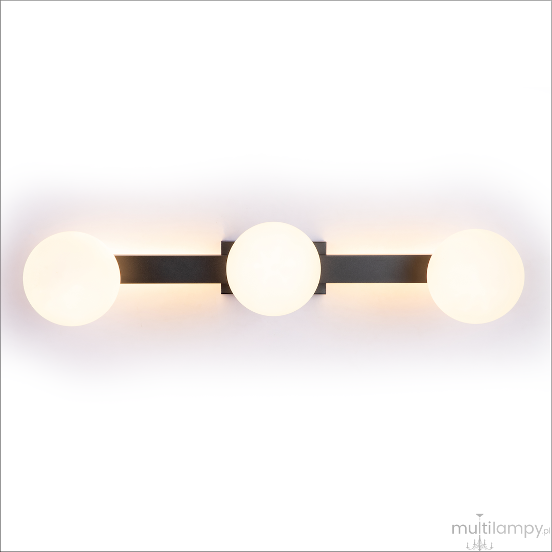 Lampa sufitowa Magnet z trzema okrągłymi kloszami w kolorze białym, zamocowana na czarnej, prostokątnej podstawie. Źródło światła LED 9W CCT. Ujęcie frontalne, produkt w pozycji montażowej.