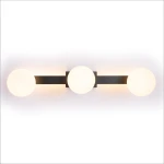 Lampa sufitowa Magnet z trzema okrągłymi kloszami w kolorze białym, zamocowana na czarnej, prostokątnej podstawie. Źródło światła LED 9W CCT. Ujęcie frontalne, produkt w pozycji montażowej.