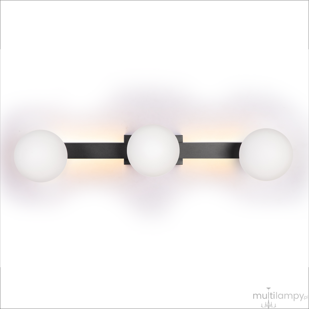 Lampa sufitowa Magnet w kolorze czarnym z trzema okrągłymi kloszami z mlecznego szkła. Ułożona poziomo, z widocznym mocowaniem ściennym. Posiada trzy gniazda G9 oraz źródło LED 9W CCT. Tło jasne, co podkreśla elegancki design lampy.