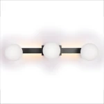 Lampa sufitowa Magnet w kolorze czarnym z trzema okrągłymi kloszami z mlecznego szkła. Ułożona poziomo, z widocznym mocowaniem ściennym. Posiada trzy gniazda G9 oraz źródło LED 9W CCT. Tło jasne, co podkreśla elegancki design lampy.
