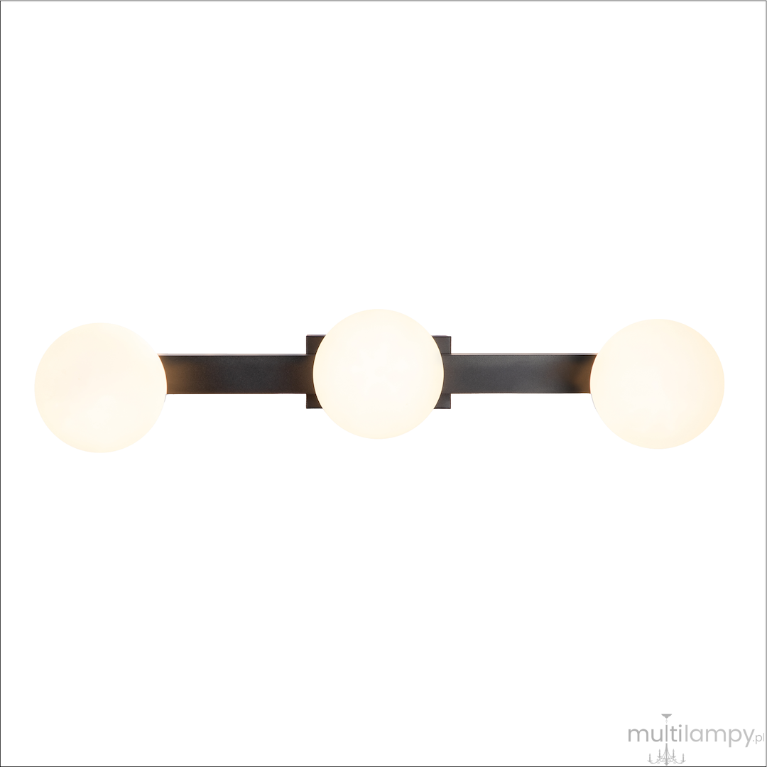 Lampa sufitowa Magnet z trzema kulistymi kloszami, wykonana w kolorze czarnym. Klosze z mlecznego szkła o średnicy ok. 20 cm, zamontowane na prostokątnej podstawie. Produkt posiada źródła światła LED 9W CCT. Ujęcie frontalne na białym tle.