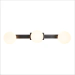 Lampa sufitowa Magnet z trzema kulistymi kloszami, wykonana w kolorze czarnym. Klosze z mlecznego szkła o średnicy ok. 20 cm, zamontowane na prostokątnej podstawie. Produkt posiada źródła światła LED 9W CCT. Ujęcie frontalne na białym tle.