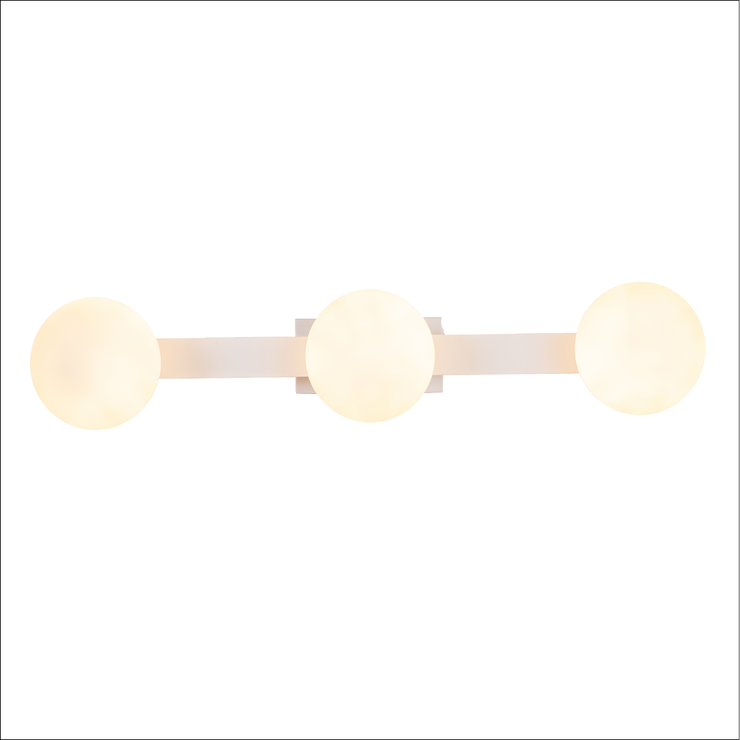 Lampa sufitowa Magnet z trzema okrągłymi, mlecznymi kloszami, zamocowana na prostokątnej podstawie. Wymiary kloszy są jednolite, a całość ma białe wykończenie. Oświetlenie LED 9W CCT. Zestawienie na białym tle.