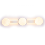 Lampa sufitowa Magnet z trzema okrągłymi kloszami LED w białym kolorze, montowana na ścianie. Klosze mają matowe wykończenie, a całość utrzymana jest w minimalistycznym stylu. Oświetlenie emituje neutralne światło.