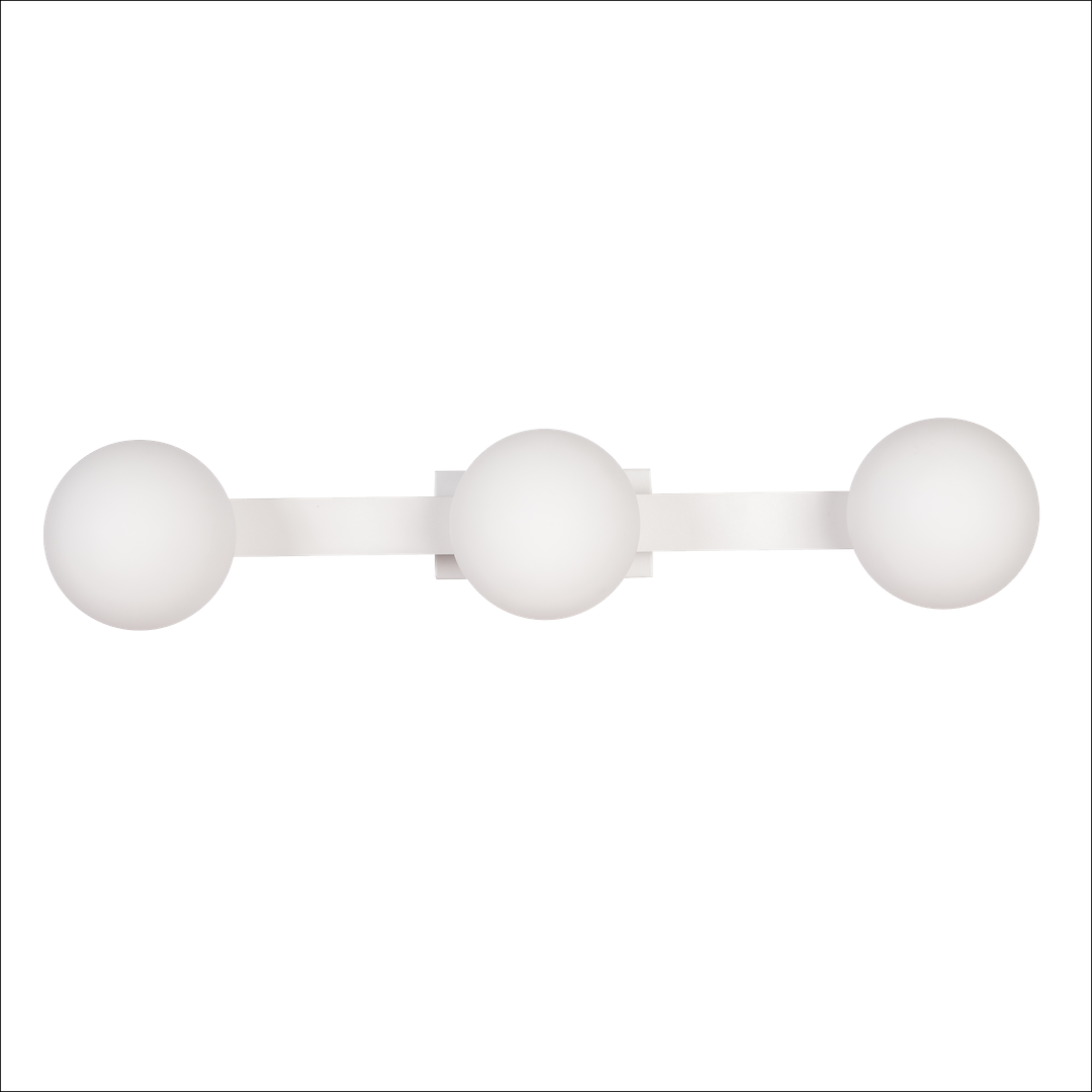 Lampa sufitowa Magnet z trzema okrągłymi kloszami w białym kolorze, zamocowana na prostej podstawie. Klosze mają matową powierzchnię, a lampa jest w pozycji poziomej, co zapewnia równomierne oświetlenie.