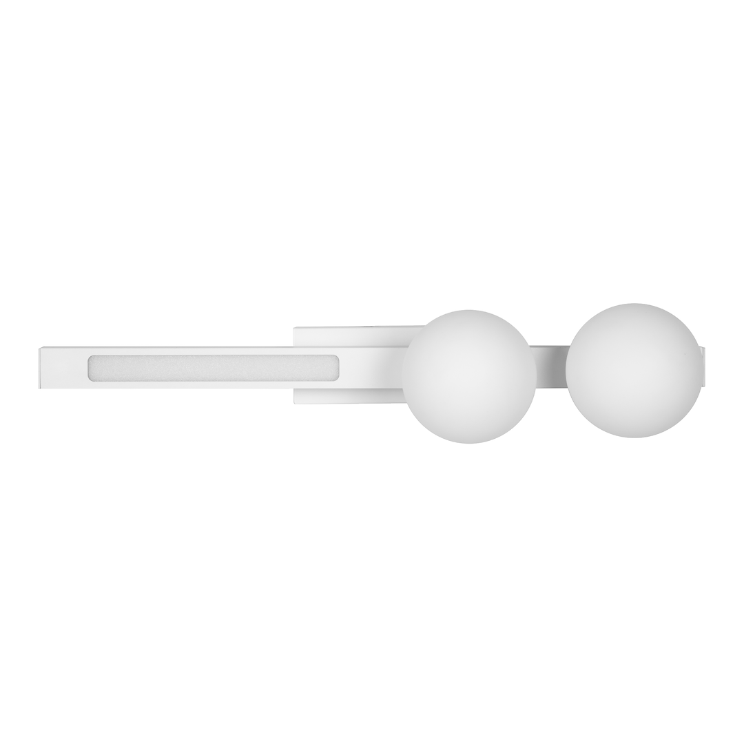 Kinkiet Magnet w kolorze białym z dwoma okrągłymi kloszami oraz prostokątną ramką. Wyposażony w 2 gniazda G9 oraz LED o mocy 13W. Ujęcie frontalne, produkt zamocowany na gładkiej powierzchni, na jednolitym tle.