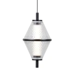 Lampa wisząca Fuente z 1xLED 5W w kolorze czarnym. Kształt diamentowy, przezroczysta klosz z fakturą, metalowe wykończenie. Zawieszona na cienkim przewodzie, idealna do nowoczesnych aranżacji wnętrz.