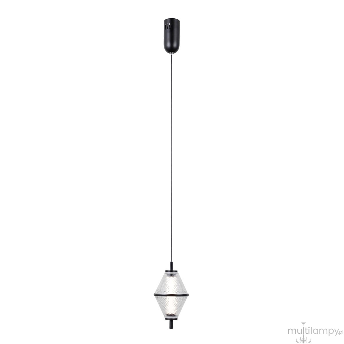 Lampa wisząca Fuente z jednym źródłem LED 5W, czarna, o geometrycznym kształcie w formie diamentu. Zawieszona na cienkim kablu, z metalowym uchwytem, z przezroczystym kloszem z fakturą, na białym tle.