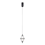 Lampa wisząca Fuente z jednym źródłem LED 5W, czarna, o geometrycznym kształcie w formie diamentu. Zawieszona na cienkim kablu, z metalowym uchwytem, z przezroczystym kloszem z fakturą, na białym tle.