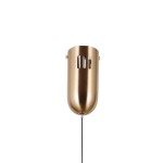 Lampa wisząca Fuente w kolorze złotym, wykonana z metalu, o cylindrycznym kształcie z otworami wentylacyjnymi. Zawieszona na cienkim, czarnym przewodzie, przeznaczona do zastosowania z jedną żarówką LED 5W.