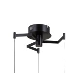 Lampa wisząca Fuente z trzema źródłami LED 15W, w kolorze czarnym. Konstrukcja z metalowych ramion, zawieszona na cienkich przewodach. Okrągła podsufitka z wentylacją, minimalistyczny design. Idealna do nowoczesnych wnętrz.