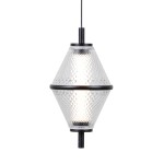 Lampa wisząca Fuente z trzema źródłami światła LED 15W, w czarnej oprawie. Kształt diamentowy, szklany klosz o fakturze, zawieszona na cienkim przewodzie. Widoczna źródło światła wewnątrz, minimalistyczny design.