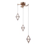 Lampa wisząca Fuente z trzema kloszami LED o mocy 15W w złotym kolorze. Klosze mają diamentowy kształt z przezroczystego materiału, zawieszone na cienkich przewodach. Montaż sufitowy, nowoczesny design.