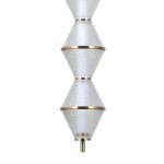 Lampa wisząca Fuente z trzema kloszami LED 15W w kolorze złotym. Klosze w kształcie diamentów, wykonane z przezroczystego materiału, z metalowymi obręczami. Produkt zawieszony pionowo.