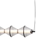 Lampa wisząca Fuente z pięcioma żarówkami LED 25W, czarna, o diamentowej teksturze klosza w kształcie stożków. Produkt zawieszony na cienkim przewodzie, w widoku frontalnym, na białym tle.