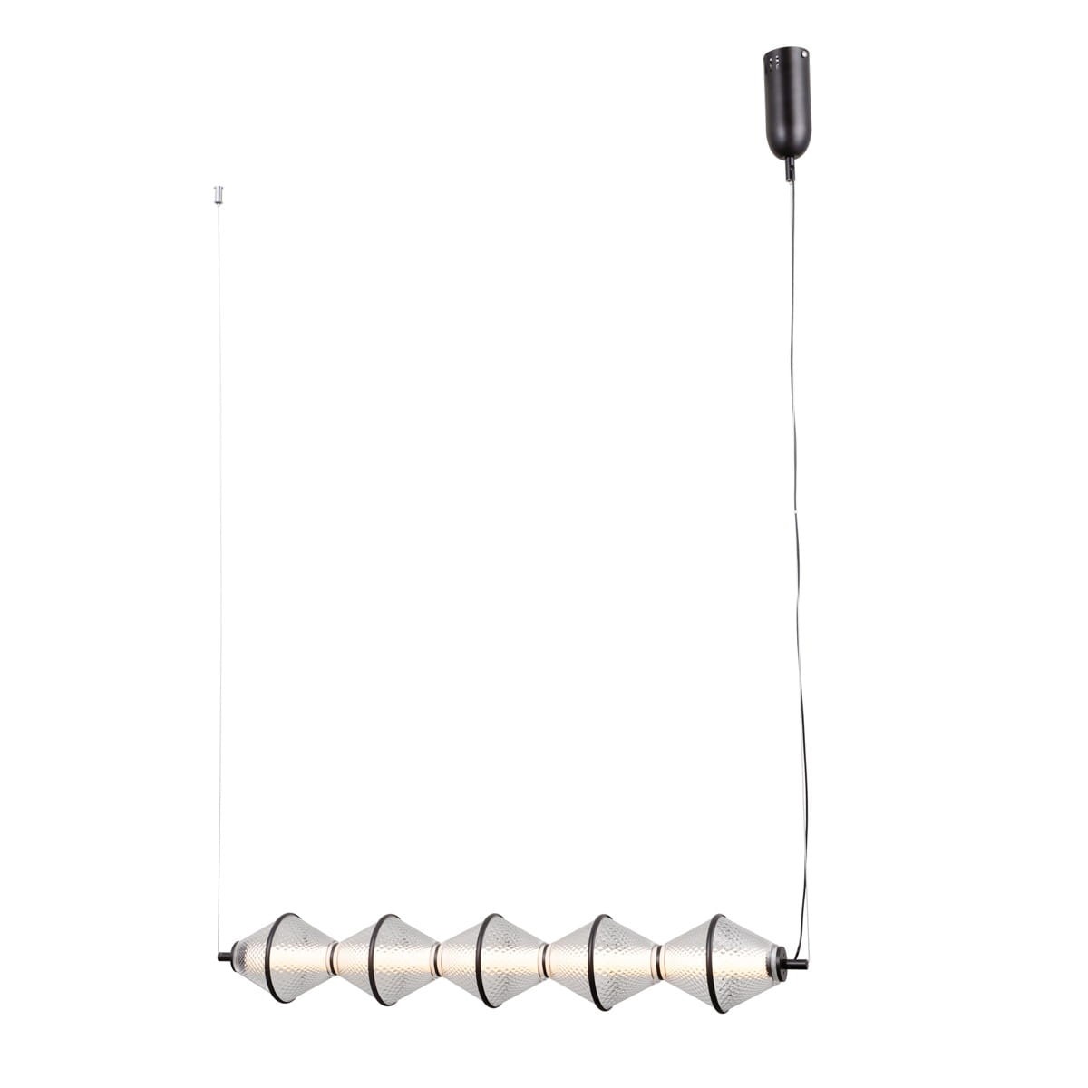 Lampa wisząca Fuente z pięcioma źródłami światła LED 25W w czarnej obudowie. Posiada unikalny kształt w formie stożków, zawieszona na cienkim kablu. W tle białe, jednolite tło, co podkreśla design lampy.