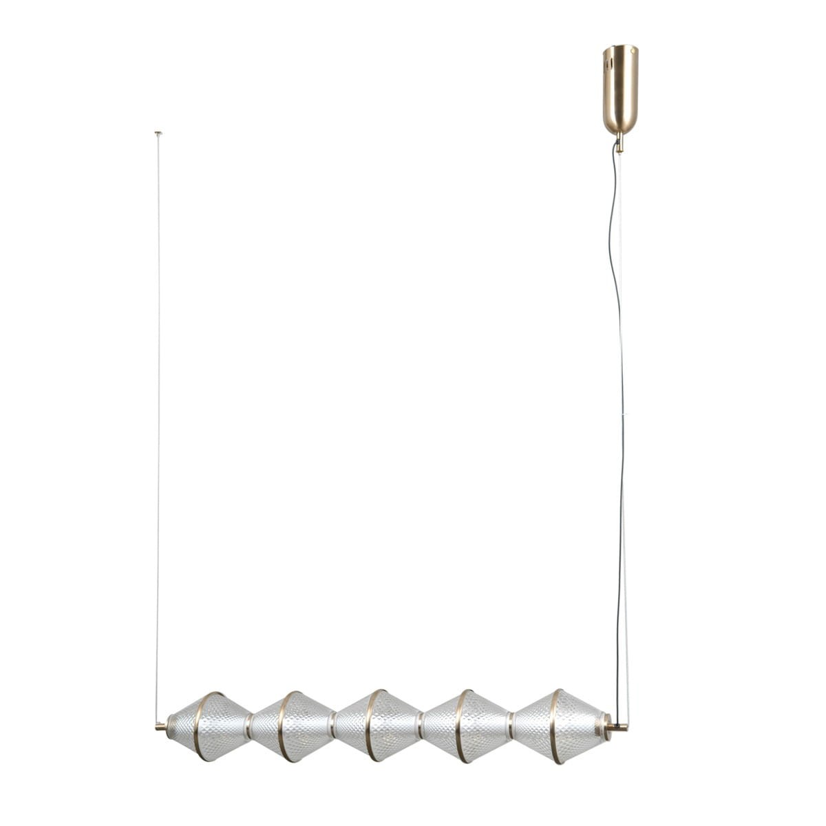 Lampa wisząca Fuente z pięcioma źródłami LED, moc 25W, w kolorze złotym. Kształt diamentowy, z teksturowanym wykończeniem. Zawieszona na cienkim przewodzie, z metalowym uchwytem na górze. Tło białe, co podkreśla elegancję lampy.