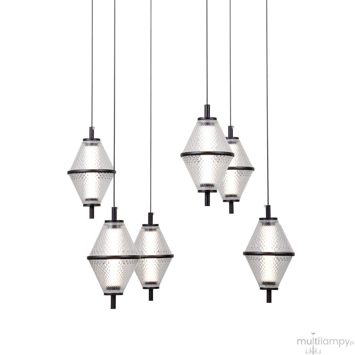 Lampa wisząca Fuente z sześcioma kloszami LED 30W w kolorze czarnym. Klosze mają diamentowy kształt i przezroczystą fakturę. Produkt zawieszony na cienkich czarnych linkach, prezentujący nowoczesny design. Tło białe.
