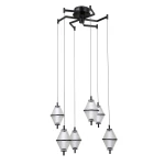 Lampa wisząca Fuente z sześcioma kloszami LED, czarna, z metalowym stelażem. Klosze w kształcie diamentów, wykonane z przezroczystego materiału z fakturą. Zawieszona na cienkich linkach, z montażem sufitowym.