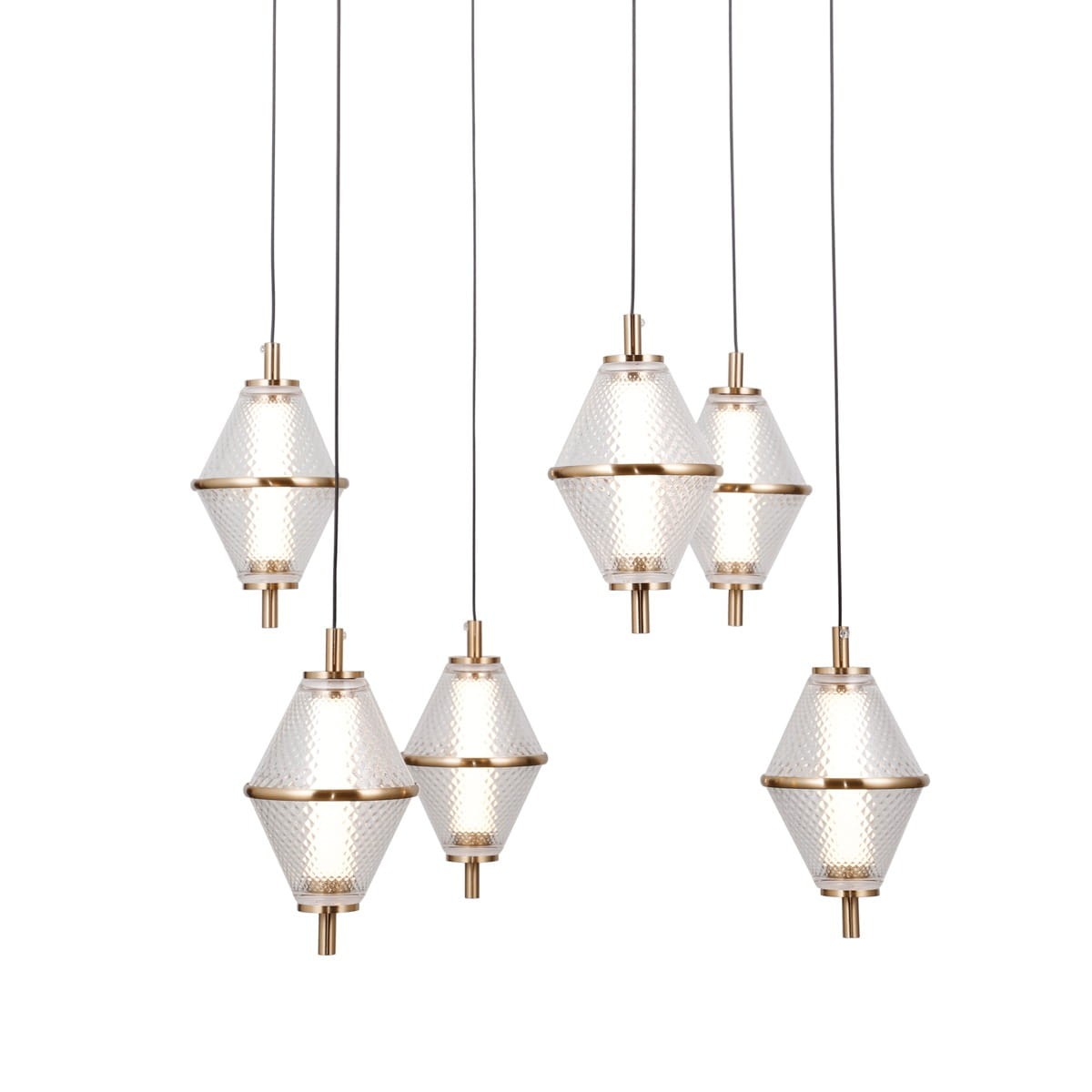 Lampa wisząca Fuente z sześcioma kloszami LED o mocy 30W, w kolorze złotym i przezroczystym. Klosze w kształcie diamentowym z teksturowanej powierzchni, zawieszone na czarnych przewodach, nadają elegancki wygląd.