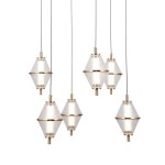 Lampa wisząca Fuente z sześcioma kloszami LED o mocy 30W, w kolorze złotym i przezroczystym. Klosze w kształcie diamentowym z teksturowanej powierzchni, zawieszone na czarnych przewodach, nadają elegancki wygląd.