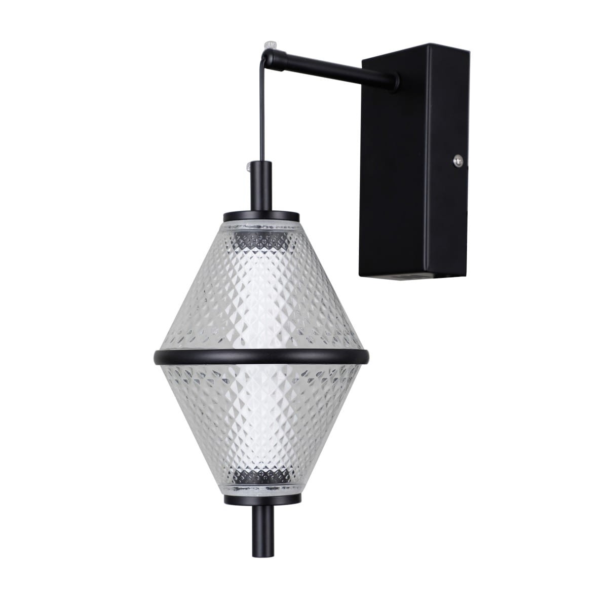 Kinkiet Fuente z pojedynczym źródłem światła LED 5W. Czarna metalowa podstawa z prostokątnym uchwytem. Klosz w kształcie diamentu, wykonany z przezroczystego materiału z teksturą. Produkt zamontowany na ścianie, widok z boku.