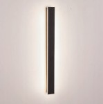 Kinkiet elewacyjny LED Lara 150 w kolorze czarnym, prostokątny, montowany pionowo. Wydobywa ciepłe światło 4000K, z widoczną diodą LED na krawędzi. Produkt umieszczony na jasnym tle, ukazujący minimalistyczny design i nowoczesny styl.
