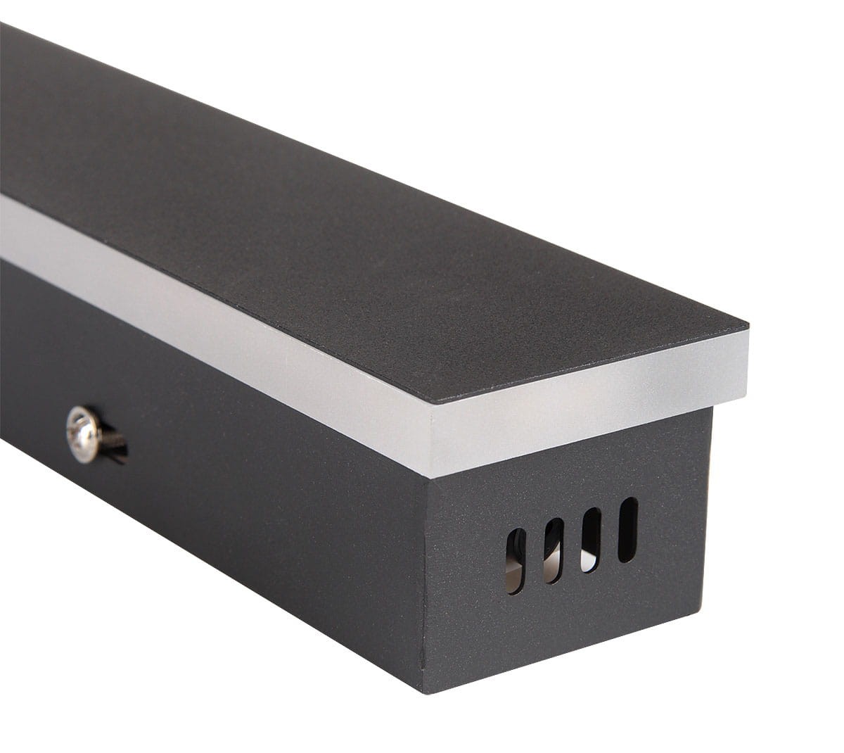 Kinkiet elewacyjny LED Lara 150 w kolorze czarnym, o prostokątnym kształcie. Materiał metalowy z metaliczną, szlachetną wstawką. Widoczny mechanizm montażowy oraz otwory wentylacyjne. Produkt zainstalowany w pozycji poziomej.