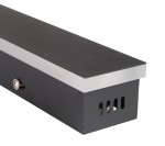 Kinkiet elewacyjny LED Lara 150 w kolorze czarnym, o prostokątnym kształcie. Materiał metalowy z metaliczną, szlachetną wstawką. Widoczny mechanizm montażowy oraz otwory wentylacyjne. Produkt zainstalowany w pozycji poziomej.