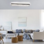 Czarna lampa sufitowa LED Mailak XL o mocy 39W i temperaturze barwowej 3000K, zamontowana na suficie w nowoczesnym wnętrzu. W tle widoczna jasna kanapa z poduszkami oraz stół kawowy z drewnianymi elementami.