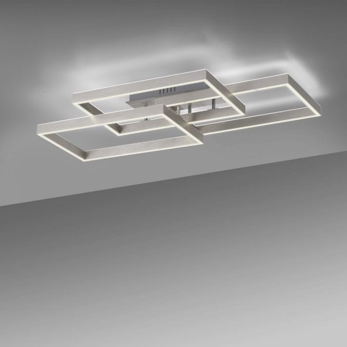 Lampa sufitowa Paan XL w kolorze niklu satynowego, z pilotem, oświetlenie LED 52W CCT. Posiada nowoczesny, geometryczny kształt z trzema prostokątnymi ramkami, zawieszona w górnej części zdjęcia na jednolitym tle.