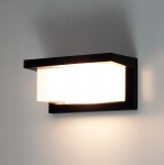 Kinkiet elewacyjny LED 12W w kolorze czarnym, z prostokątną, matową obudową i białym kloszem, emitującym światło o temperaturze 4000K. Produkt montowany na ścianie, widoczny z boku.