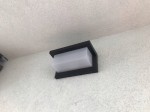 Lagos kinkiet elewacyjny LED 12W 4000K w kolorze czarnym, zamontowany na ścianie. Posiada prostokątną, matową klosz w białym kolorze, z wyraźnym krawędziami. Ujmuje nowoczesny design, idealny do oświetlenia zewnętrznego.