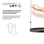 Lampa wisząca Esko z pilotem, czarna. Dwa źródła światła LED 46W CCT. Widoczna ręka regulująca wysokość lampy za pomocą mechanizmu sprężynowego. Prosta konstrukcja z okrągłym kloszem. Tło jasne, minimalistyczne.