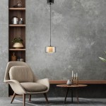 Lampa wisząca LED Rika 6W w kolorze czarnym z dymionym kloszem, zawieszona na cienkim przewodzie. Produkt umieszczony w nowoczesnym wnętrzu z beżowym fotelem i drewnianym stolikiem, na tle szarej ściany z półkami.