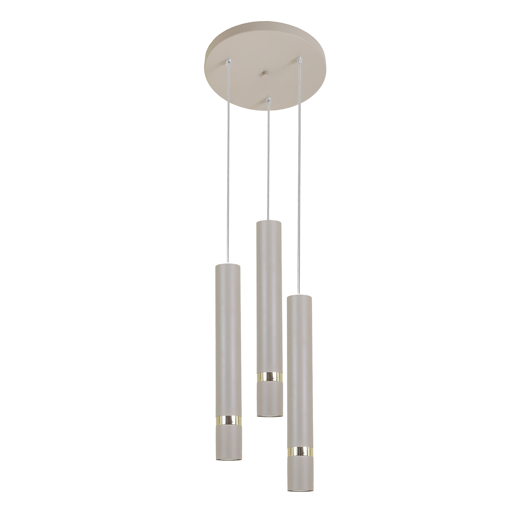 Lampa wisząca Joker w kolorze kaszmiru z złotymi detalami, składająca się z trzech cylindrycznych kloszy zawieszonych na cienkich linkach. Ujęcie frontalne, produkt zamontowany na okrągłej podstawie.