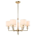 Lampa wisząca Sutton w kolorze złotym z sześcioma kloszami E14. Klosze mają biały, matowy kolor, a lampa wyróżnia się eleganckim, prostym designem. Ujęcie frontalne, lampa zawieszona na długim, złotym stelażu.