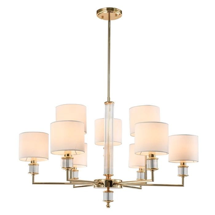 Złota lampa wisząca Sutton z dziewięcioma oprawami na żarówki E14. Posiada cylindryczne klosze w białym kolorze, metalową konstrukcję i szklane detale. Ujęcie frontalne, zawieszona na długim przewodzie, idealna do nowoczesnych wnętrz.