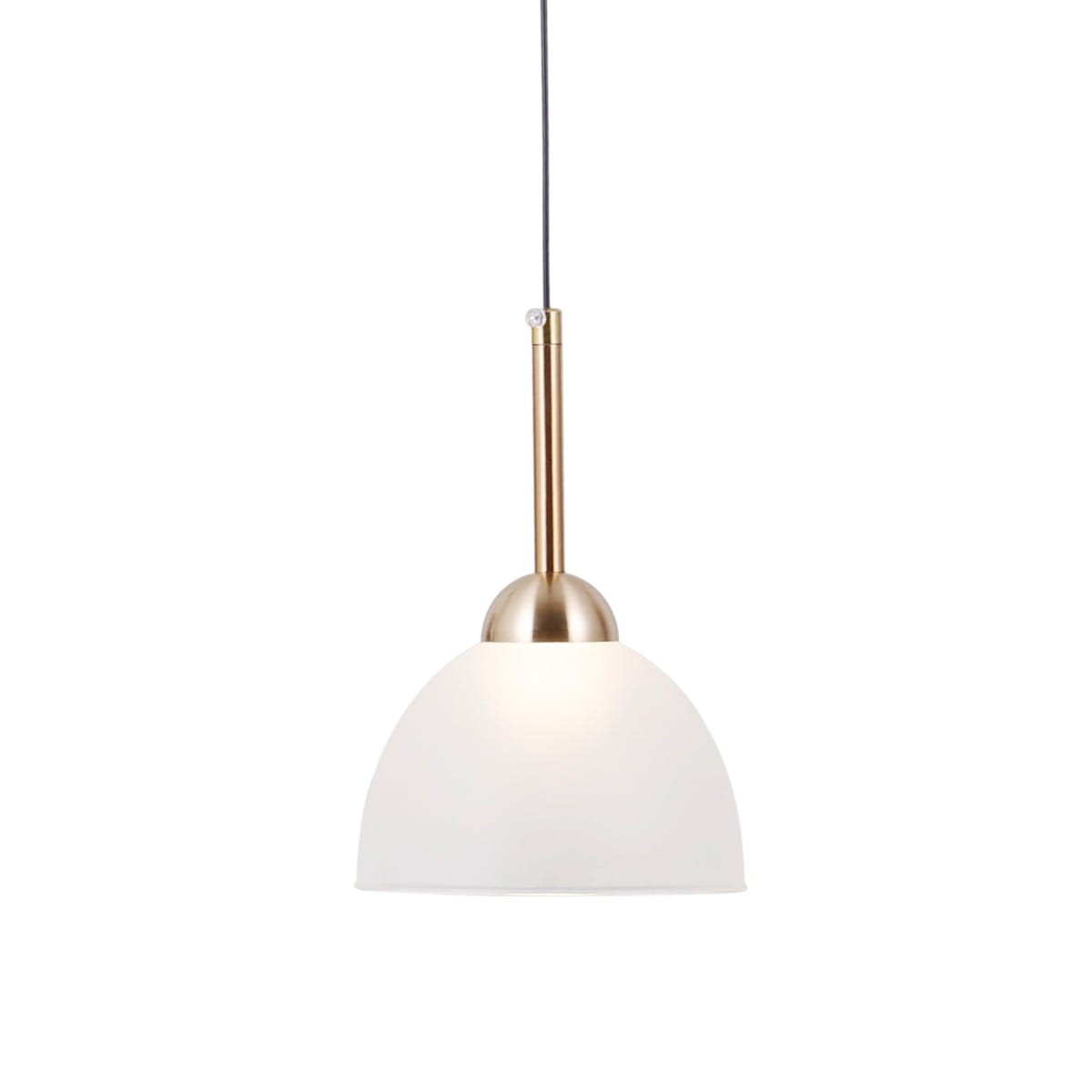 Lampa wisząca Montiela z jednym źródłem światła LED 5W, o złotej metalowej podstawie i matowej, białej kloszu w kształcie półkuli. Zawieszona na cienkim przewodzie, idealna do nowoczesnych wnętrz.