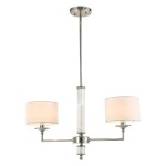 Lampa wisząca Sutton z dwoma kloszami E14 w kolorze niklowym. Posiada prostą konstrukcję z przezroczystym detalem w centralnej części. Klosze w odcieniu białym, okrągłe, zamontowane na metalowych ramionach. Idealna do nowoczesnych wnętrz.