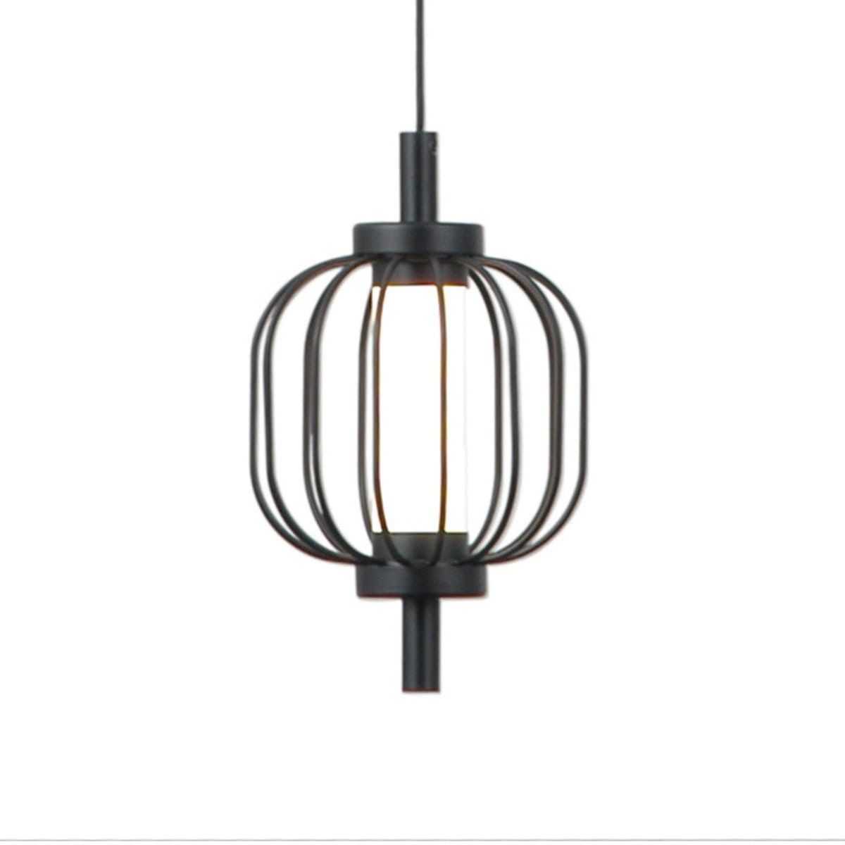 Czarna lampa wisząca Pedro z jedną żarówką LED 4W. Posiada metalową klatkę w formie cylindrycznej, z prześwitującym centralnym panelem. Ujęcie frontalne, zawieszona na długim przewodzie. Idealna do nowoczesnych wnętrz.