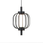 Czarna lampa wisząca Pedro z jedną żarówką LED 4W. Posiada metalową klatkę w formie cylindrycznej, z prześwitującym centralnym panelem. Ujęcie frontalne, zawieszona na długim przewodzie. Idealna do nowoczesnych wnętrz.