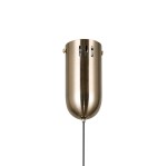 Lampa wisząca Pedro w złotym kolorze, wykonana z metalu. Cylindryczny kształt z wytłoczeniami i czarnym przewodem. Wbudowane źródło światła LED o mocy 4W, zawieszona w pozycji pionowej, na jednolitym tle.