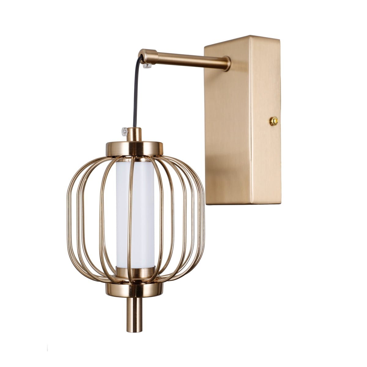 Złoty kinkiet Pedro z jedną żarówką LED 4W. Okrągła, metalowa klatka otaczająca białą, prostą lampę. Uchwyt mocujący w formie prostokątnej płytki. Kinkiet zamontowany na ścianie, z widocznym kablem.